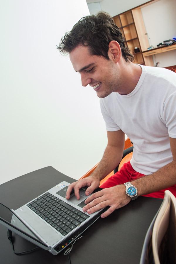 Hombre Sentado al Frente de su Computador