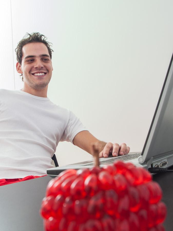 Hombre Sentado al Frente de su Computador