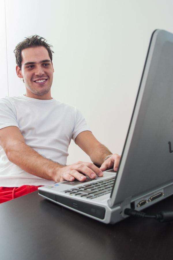 Hombre Sentado al Frente de su Computador