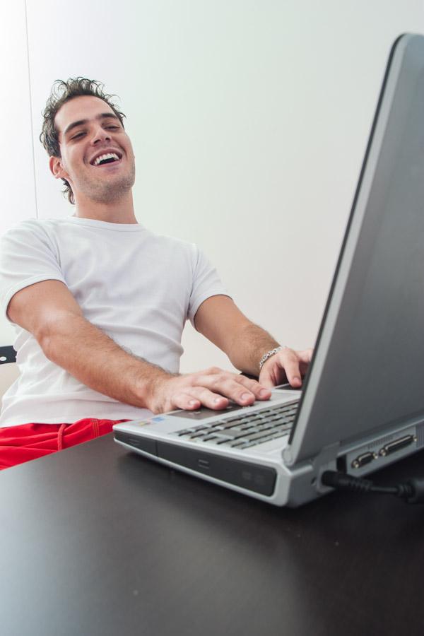 Hombre Sentado al Frente de su Computador