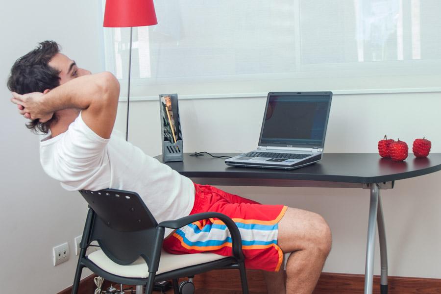 Hombre Sentado al Frente de su Computador 