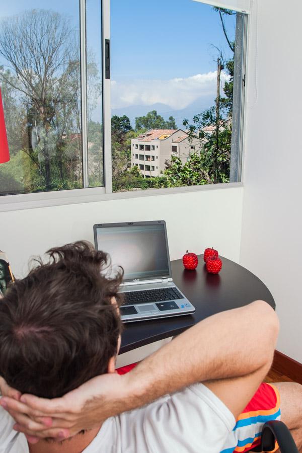 Hombre Sentado al Frente de su Computador 