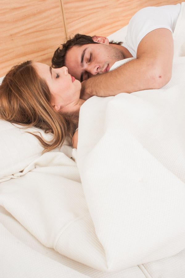 Pareja Acostada en una Cama Durmiendo