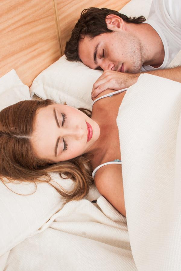 Pareja Acostada en una Cama Durmiendo