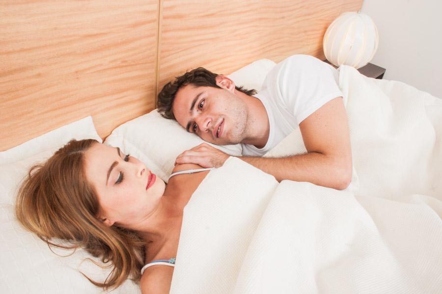 Pareja Acostada en una Cama Durmiendo