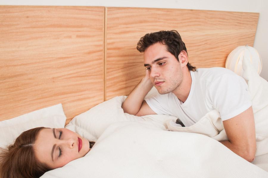 Pareja Acostada en una Cama Durmiendo