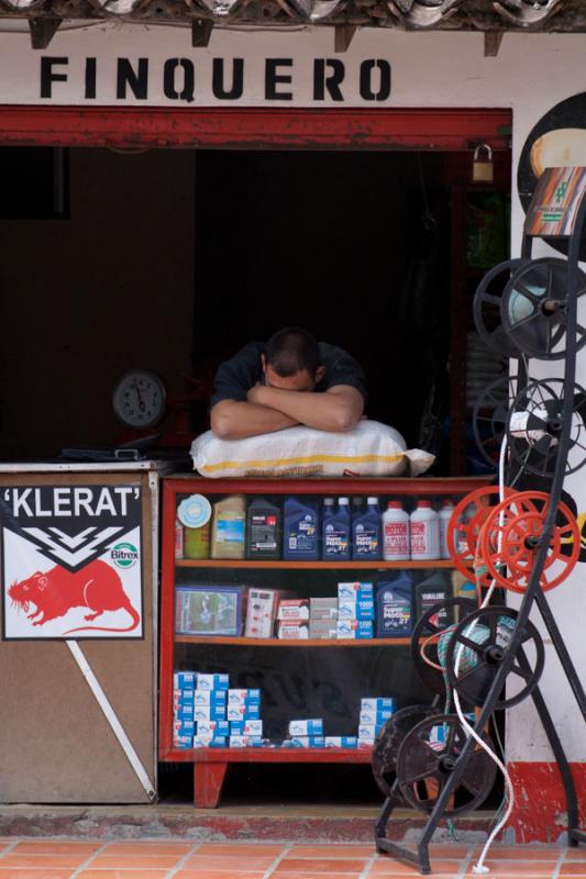 Hombre Durmiendo en una Ferreteria