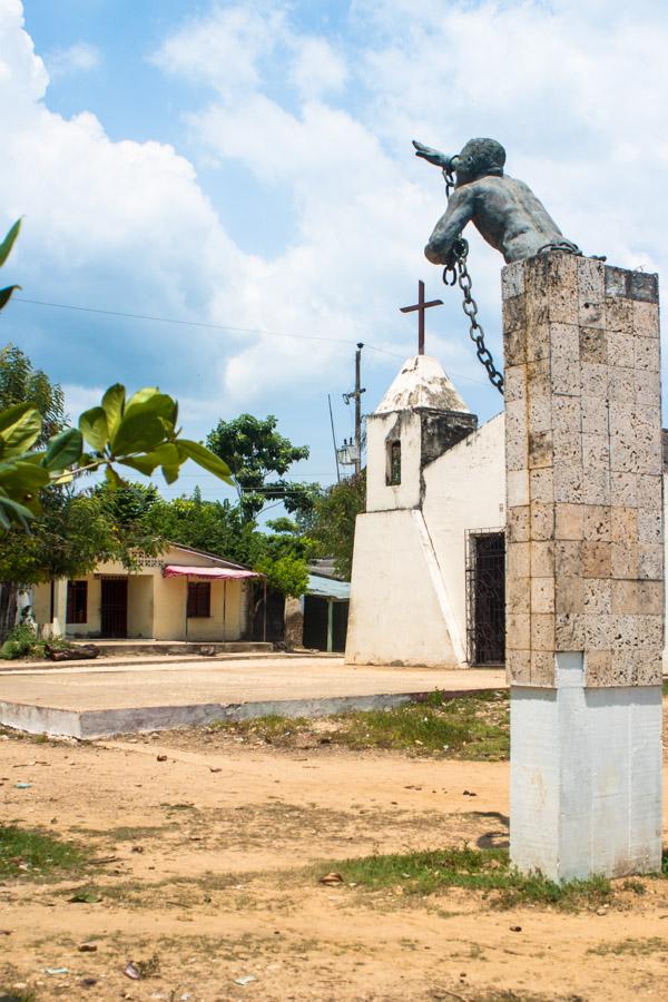 Monumento en San Basilio de Palenque, Departamento...