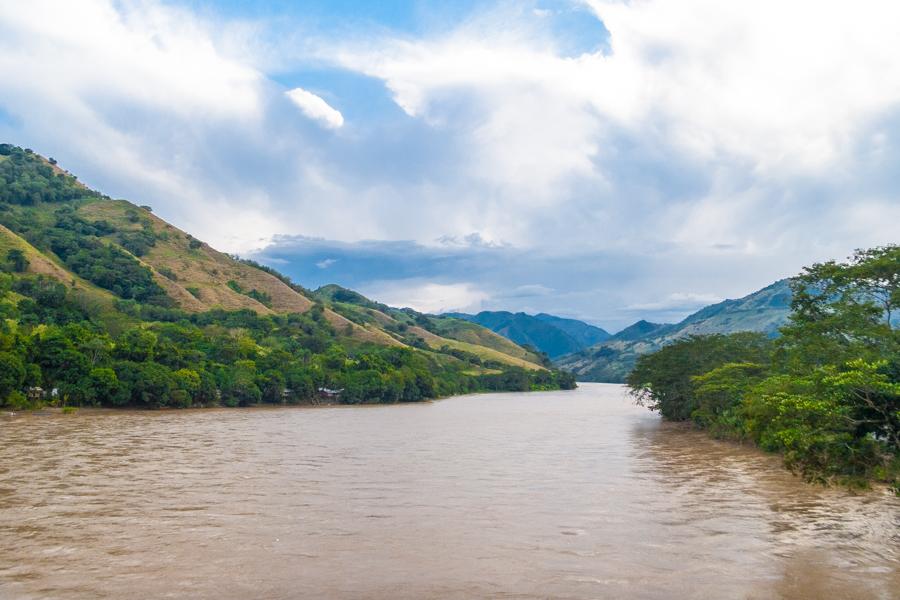 Paisaje del rio Cauca, Bolombolo, Antioquia, Colom...