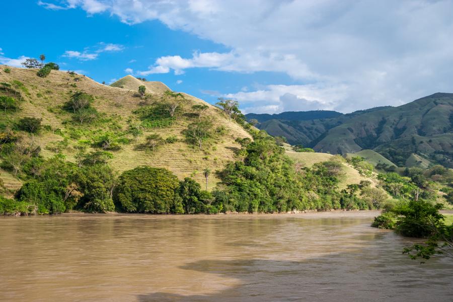 Paisaje del rio Cauca, Bolombolo, Antioquia, Colom...