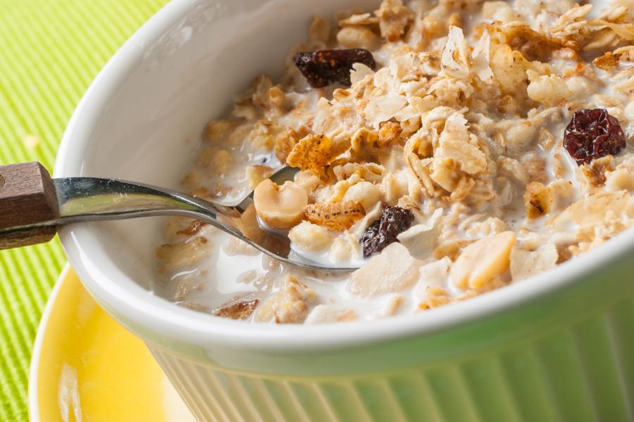 Granola con leche en un recipiente blanco