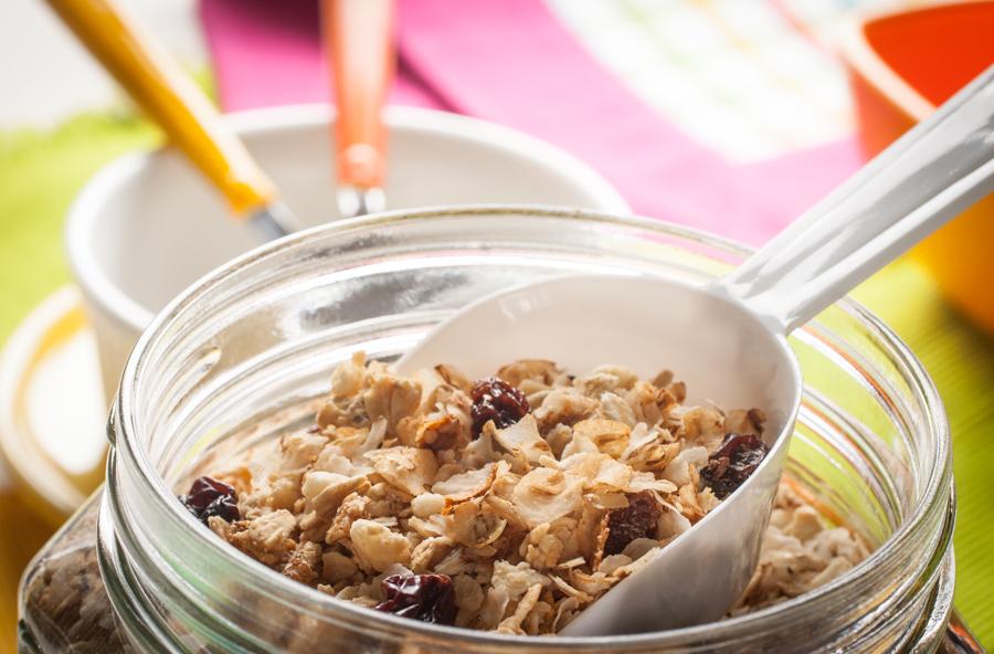 Frasco lleno de granola con una cuchara adentro