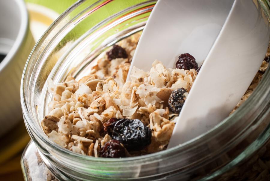 Frasco lleno de granola con una cuchara adentro