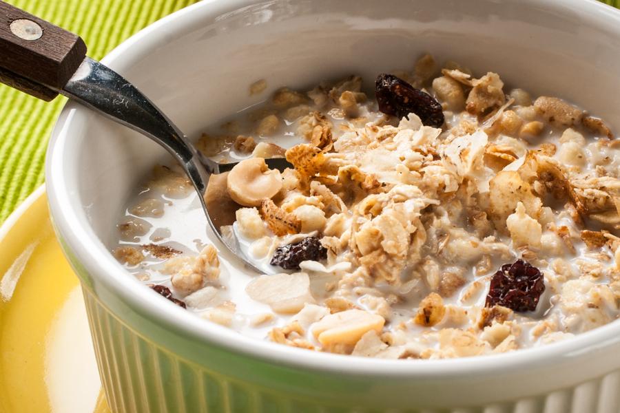 Granola con leche en un recipiente blanco