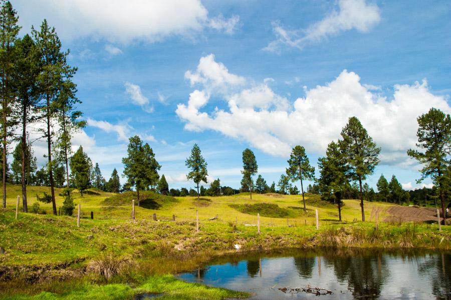 Paisaje con un lago en Santa Elena, Antioquia, Col...