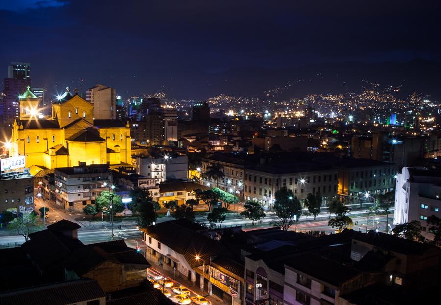 Panoramica nocturna del centro de Medellin, Antioq...