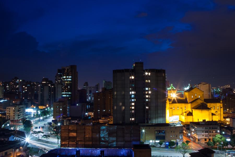 Panoramica nocturna del centro de Medellin, Antioq...