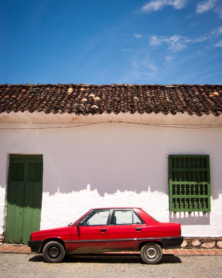 Carro en Frente de una fachada de Santa Fe de Anti...