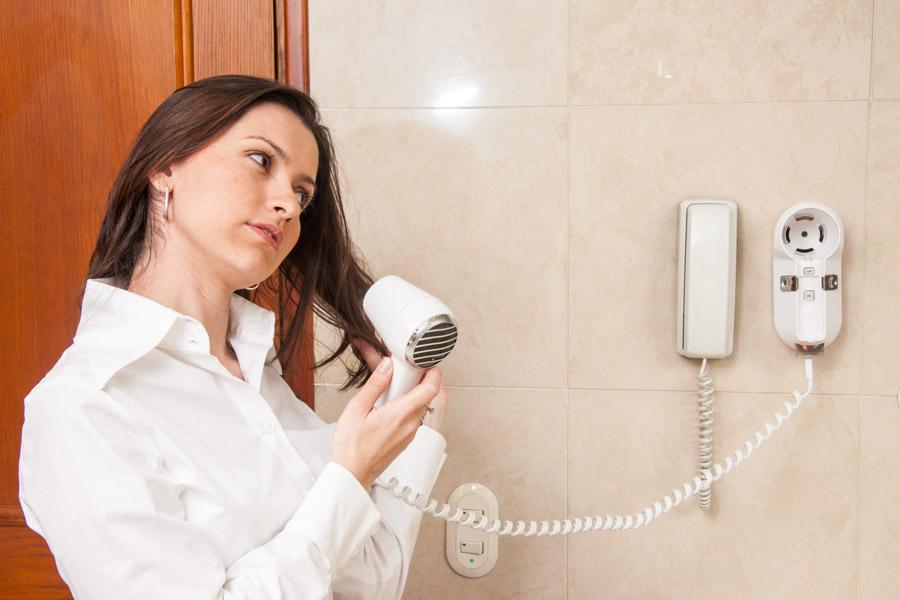 Mujer Secandose el Cabello