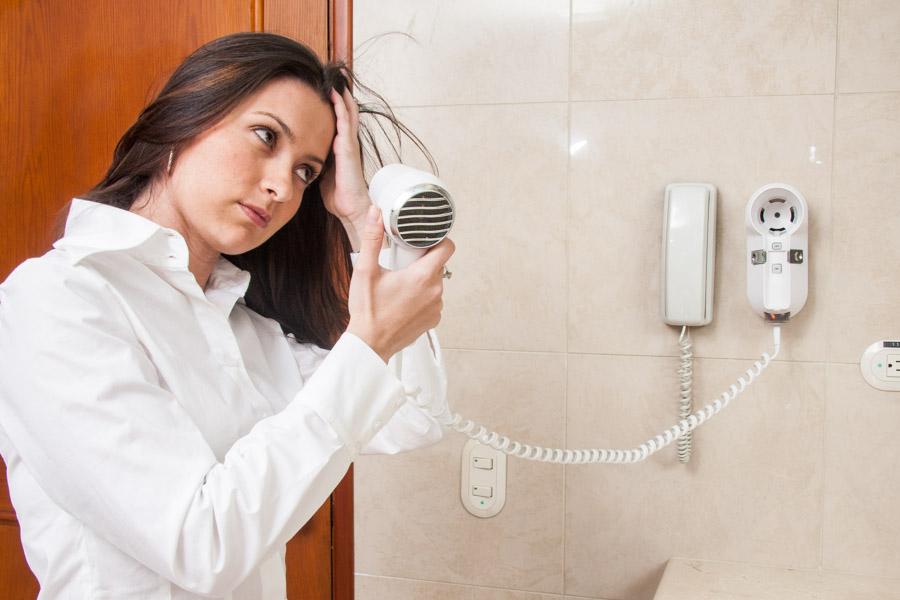 Mujer Secandose el Cabello