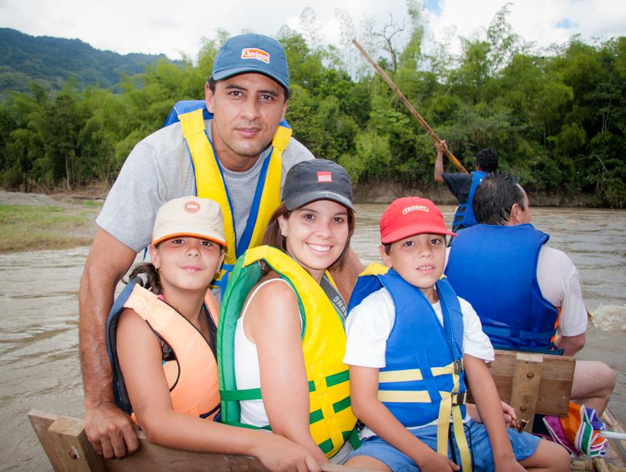 Familia Viajando en Balsa por en Rio Quimbaya, Qui...