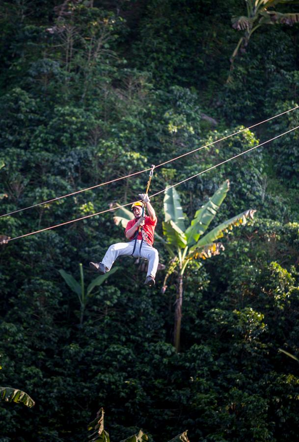 Personas Practicando Cannopy en Quimbaya, Quindio,...