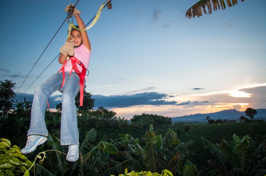 Personas Practicando Cannopy en Quimbaya, Quindio,...