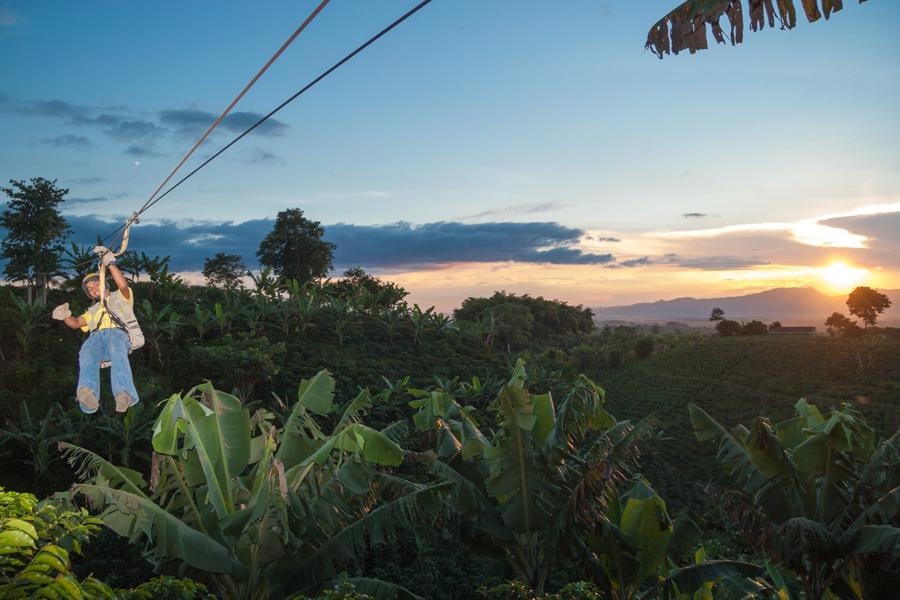 Personas Practicando Cannopy en Quimbaya, Quindio,...