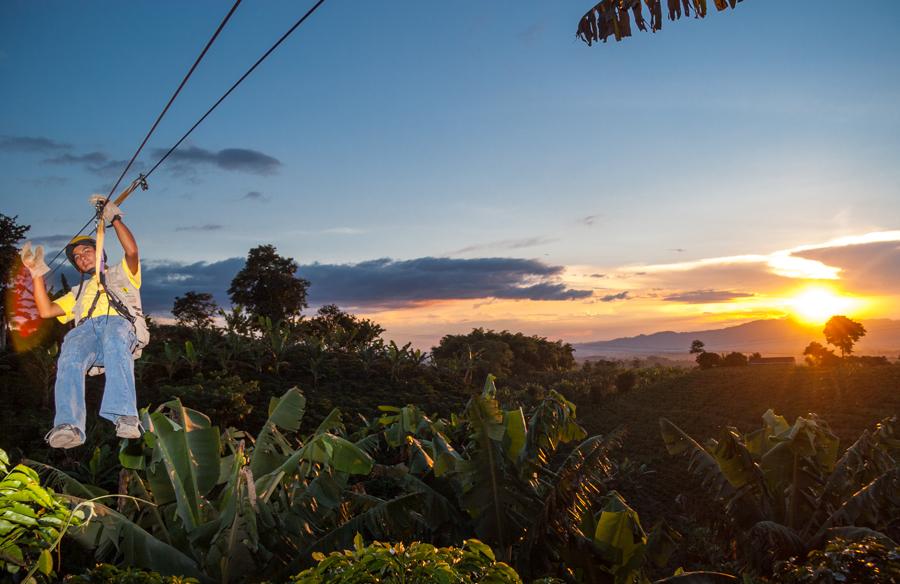 Personas Practicando Cannopy en Quimbaya, Quindio,...