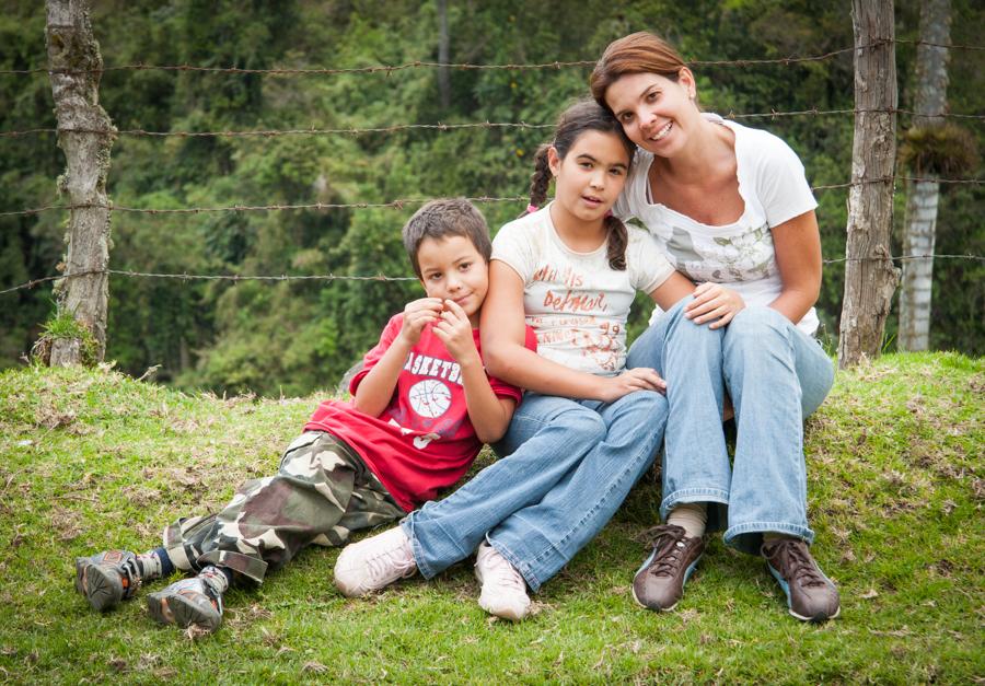 Madre con sus Hijos