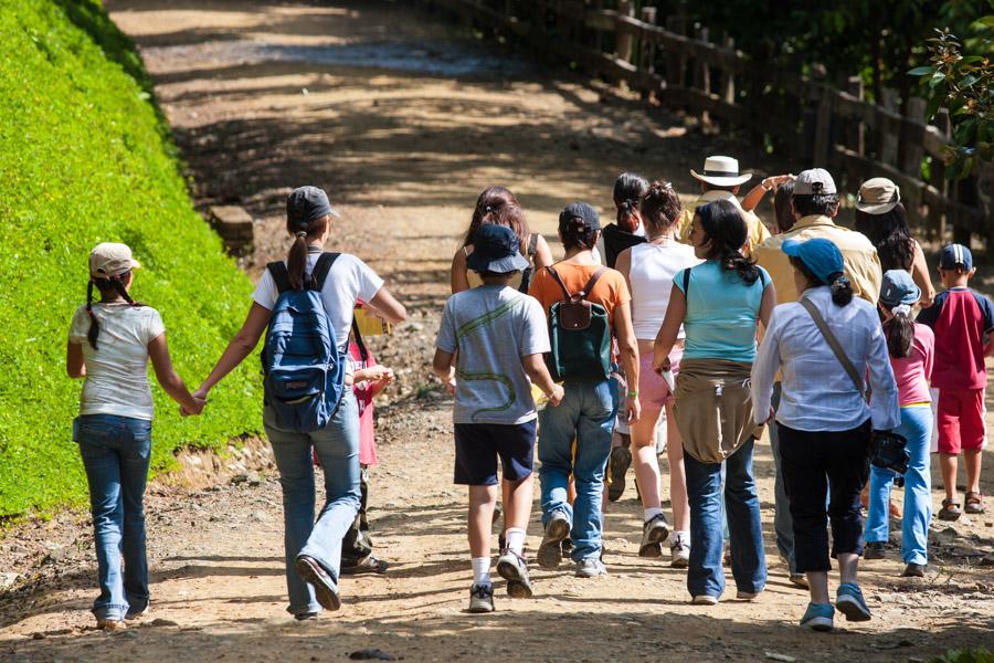 Personas Caminando por una Carretera de Panaca, Qu...