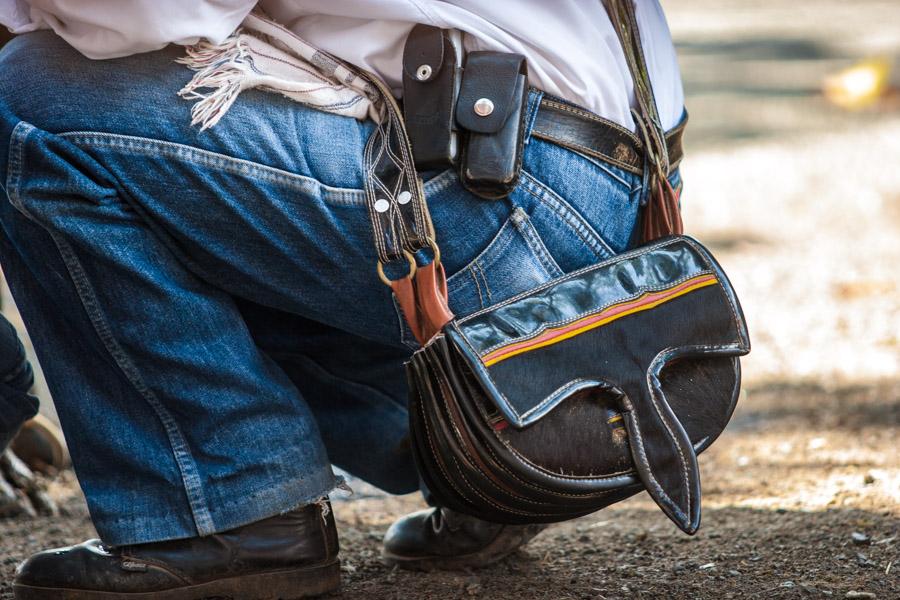 Hombre Agachado Exhibiendo un Carriel