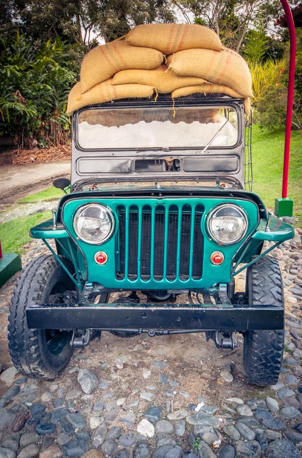 Willys Cargado de Costales en el Parque Nacional d...