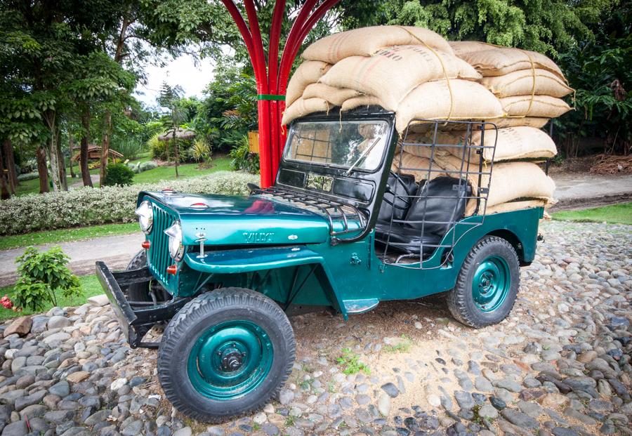 Willys Cargado de Costales en el Parque Nacional d...