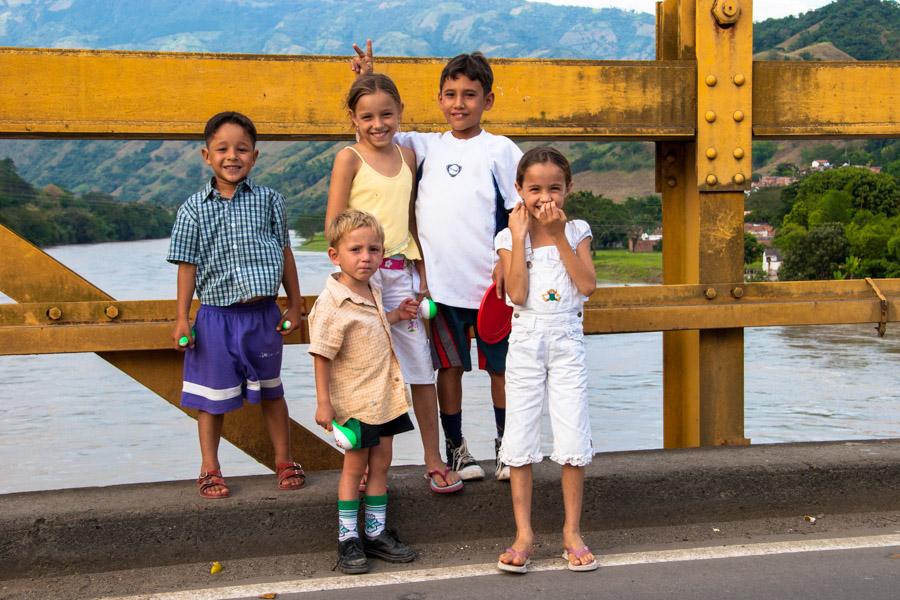 Niños Soncriendo, Bolombolo, Sur Oeste Antioqueñ...