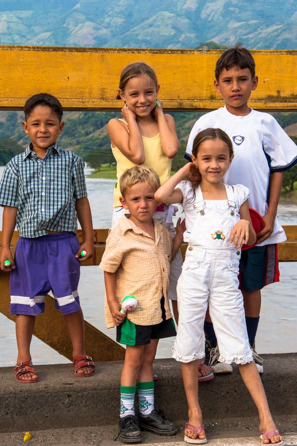 Niños Soncriendo, Bolombolo, Sur Oeste Antioqueñ...