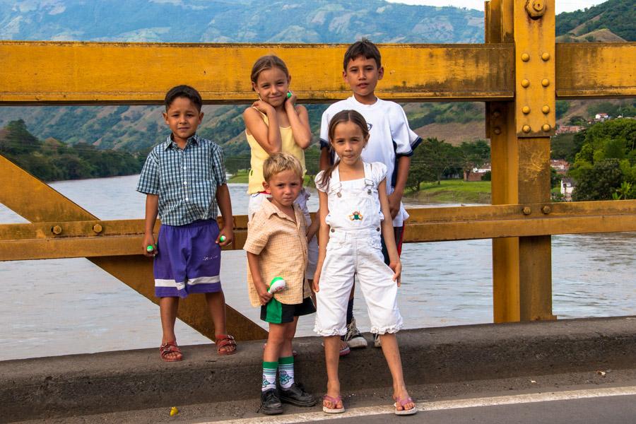 Niños Soncriendo, Bolombolo, Sur Oeste Antioqueñ...