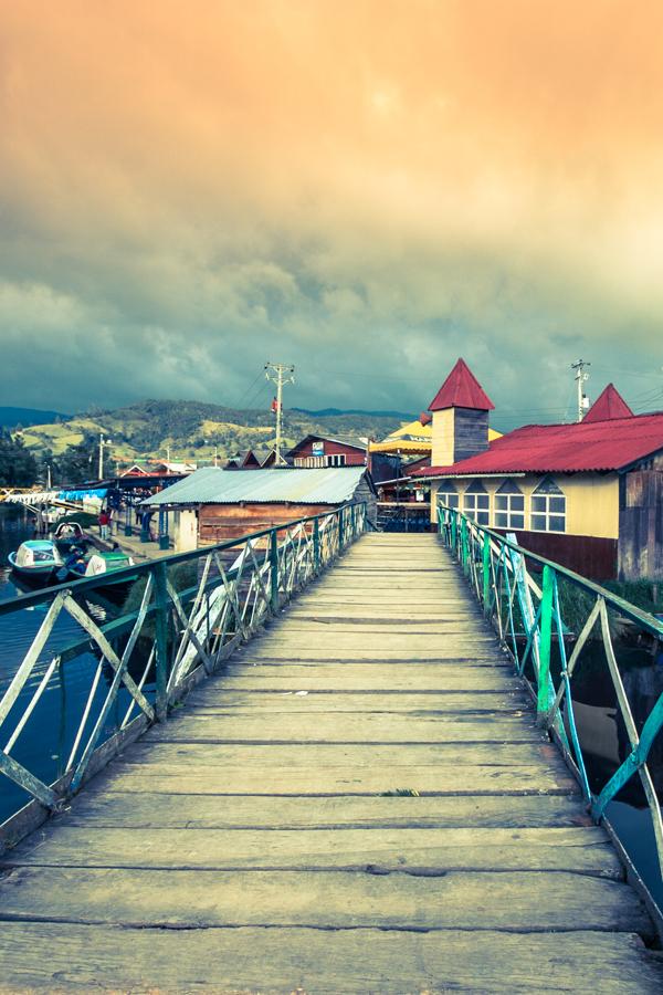 Puente sobre la Laguna de la Cocha, San Juan de Pa...