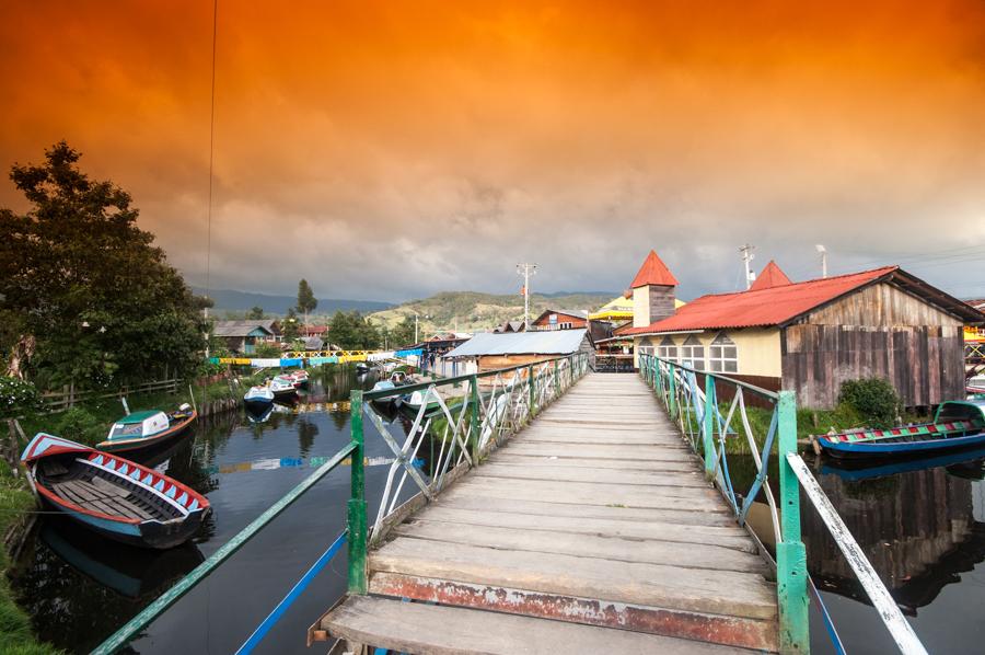 Puente sobre la Laguna de la Cocha, San Juan de Pa...