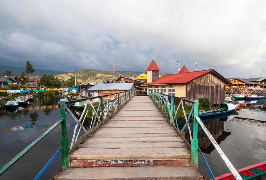 Puente sobre la Laguna de la Cocha, San Juan de Pa...