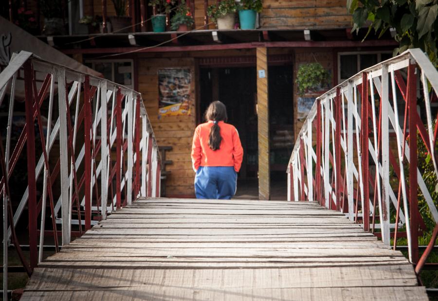 Mujer bajando de un puente