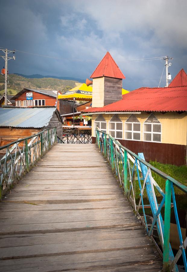 Puente sobre la Laguna de la Cocha, San Juan de Pa...