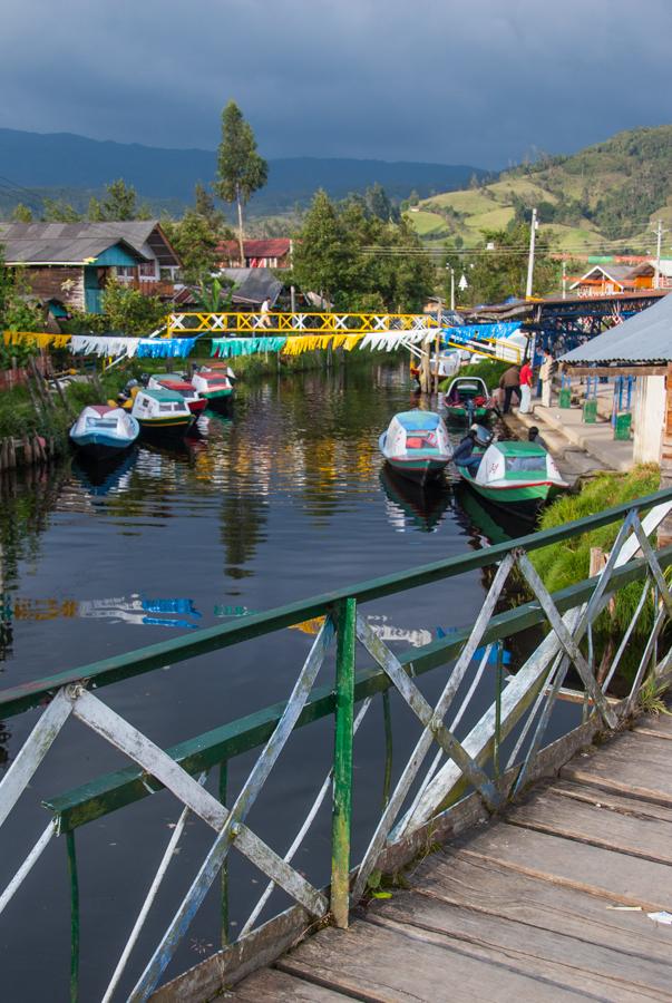 Puente sobre la Laguna de la Cocha, San Juan de Pa...