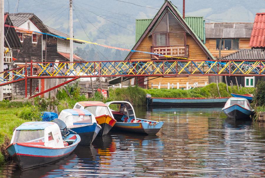 Viviendas y lanchas a Orillas de la Laguna de la C...