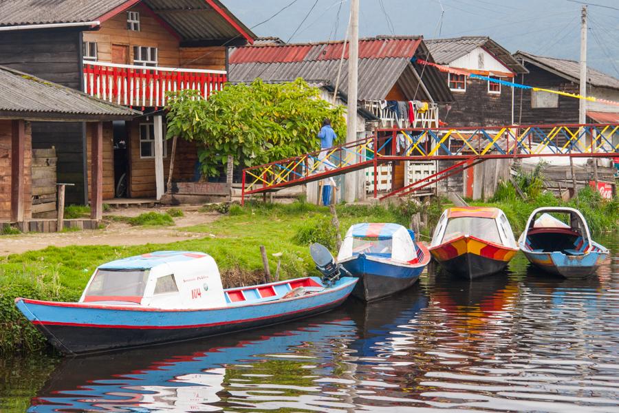 Viviendas y lanchas a Orillas de la Laguna de la C...