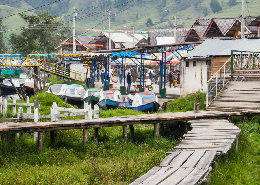 Viviendas y lanchas a Orillas de la Laguna de la C...