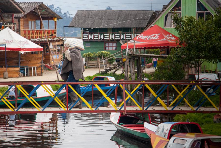 Viviendas y lanchas a Orillas de la Laguna de la C...