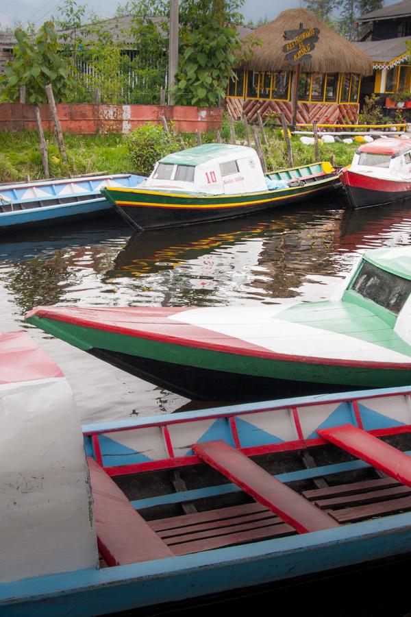 Lanchas y viviendas a Orillas de la Laguna de la C...