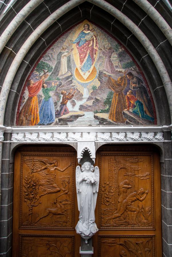 Detalle de una puerta en el Santuario de Las Lajas...