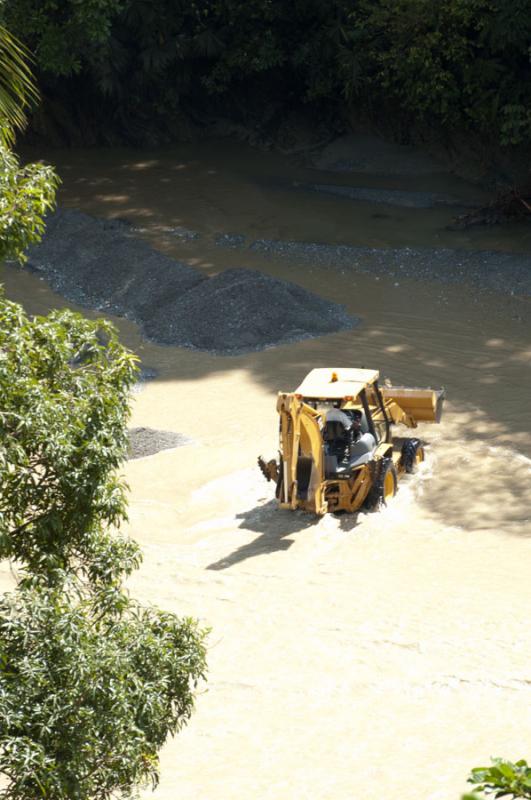 Excavadora en el Rio Cauca, Puerto Valdivia, Antio...